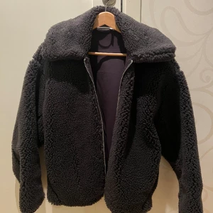 Pilejacka - Mörkgrå pilejacka från weekday, passar S/M, superfint skick 😊