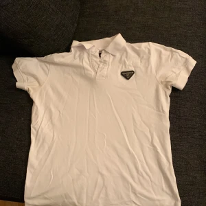 Prada pike - Skön Prada pike som används ett par gånger, en plupp har försvunnit längst uppe men annars skick 10/10, skriv vid intresse