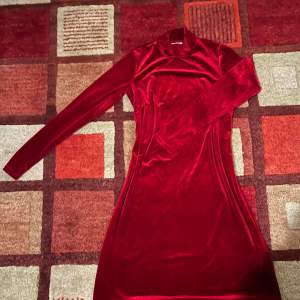 En jättefin röd klänning som är har en väldigt fint form och är jätte bekväm att ha på sig. Har du frågor eller vill diskutera priset, kontakta mig gärna🤗