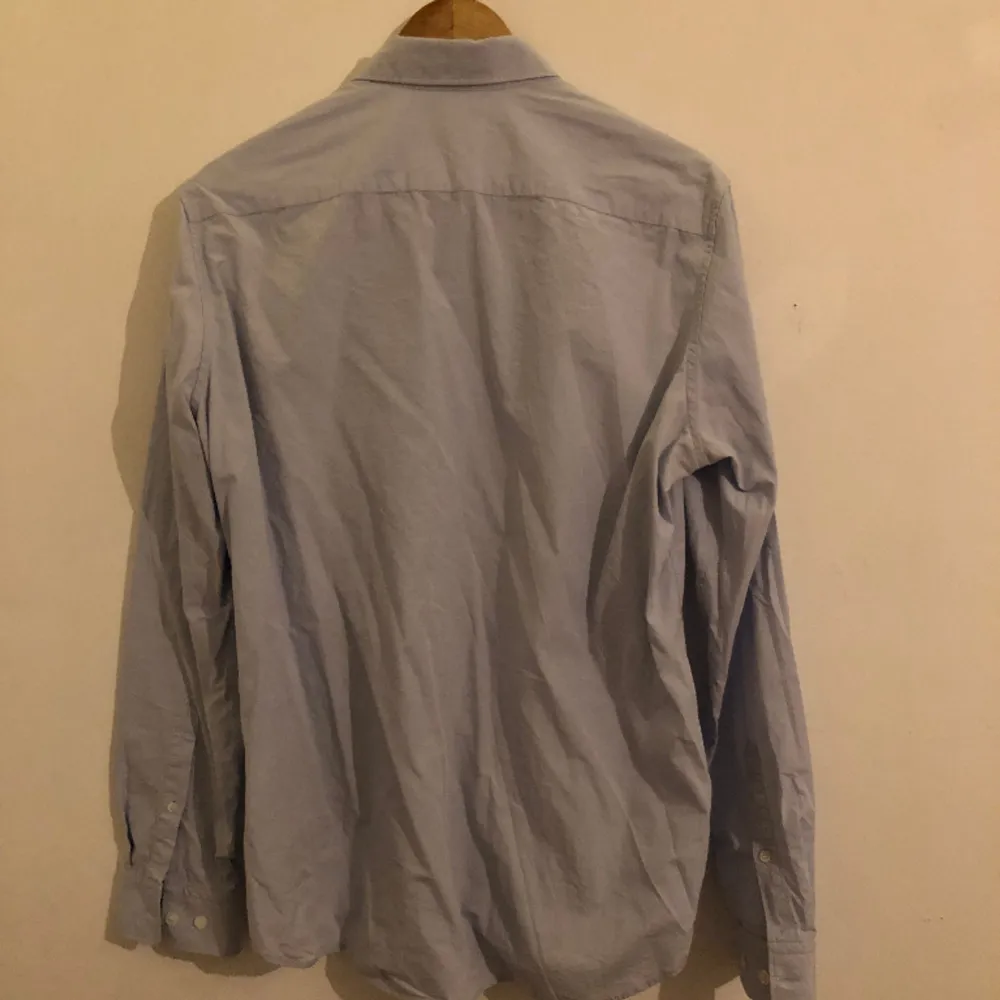 Fin bomullsskjorta i ljusblå färg.  Knappt använd då den inte passade. Nypris ligger runt 500kr . Skjortor.