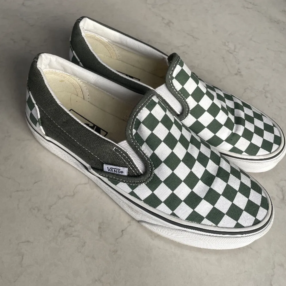 Ett par skitcoola vans sneakers i checker mönster! Dom är vita och gröna. Väldigt roliga om man vill liva upp en outfit lite🥰. Skor.