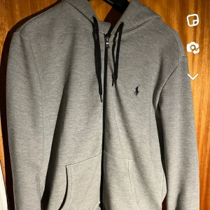 Polo Ralph Lauren zip hoodie - Säljer denna då den ej kommer till användning. Skriv om du vill se fler bilder.  Skick: 9/10 (inga skador) Storlek: S  Säljer denna för 999kr 