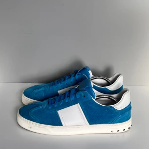 Valentino flycrew - Säljer ett par sjukt snygga flycrews i storlek 42, cond 9/10. Saknar innersulor. Tillkommer endast skor!