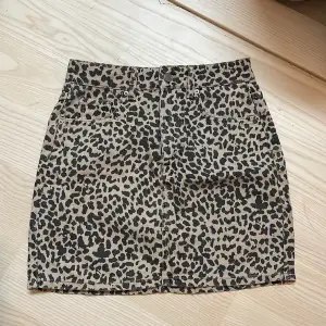 En leopard mönstrad jeans kjol från Gina tricot. Har aldrig använt den så är i bra skick! 