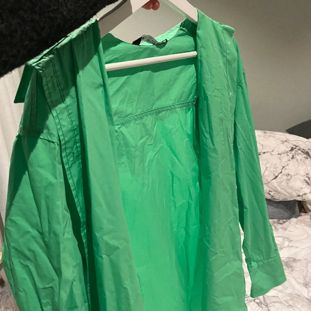 Säljer en tunn, grön oversized skjorta från Zara i stl. S Aldrig använd och säljer för 100kr+frakt. (Kan i vissa fall mötas upp)😊. Skjortor.
