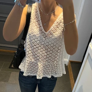 Vit topp i spets - Vit spets/mönstrad topp i storlek M från H&M. Fint skick. Använd gärna köp nu! 