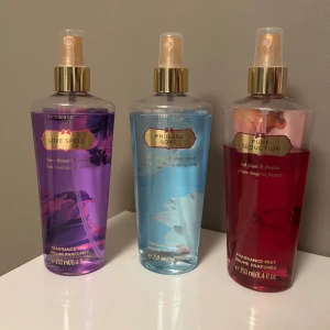 Victoria’s Secret - Säljer mina viktoria secret parfymer då dom inte kommer till användning. 150 kr/st för love spell och endless love då dom är oanvända och 100 kr för pure seduction. Alla för 300 kr då dom inte går att få tag på längre. 