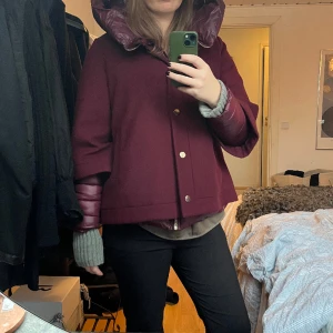 Asnajs jacka i två delar - Säljer denna fina jacka som består av två delar: en ”cape” med trekvarts-armar som är perfekt att ha själv nu till våren och en varmare fodrad jacka man har under. Knappt använd och nypris runt 3000kr🥰🥰