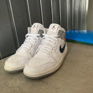 Jordan 1 mid Paris  - Knappt använda, köpta på sc hype i Jönköping. Strl.42,5