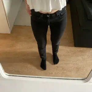 Fina jeans från Gina tricot i modellen ”LEAH”, storlek 38. Fint skick✨
