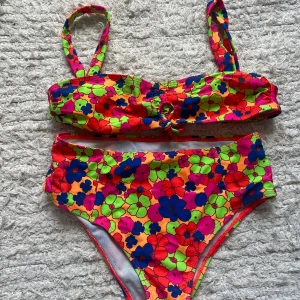 Blommig bikini - Blommig bikini, aldrig använd