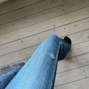 Snygga lågmidjade jeans! - Super snygga jeans som tyvärr är för stora för mig. Dem är i bra skick, är låg midjade och har fina fickor! Skulle säga att längden passar någon mellan 167-172? Skriv för fler bilder💕