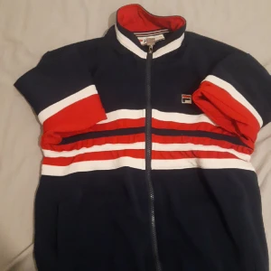 Fila jacka - Väldigt fin Fila jacka. Säljer den för att den inte passar mig eftersom den är storlek M. Håller dig väldigt varm. Priset kan självklart diskuteras 