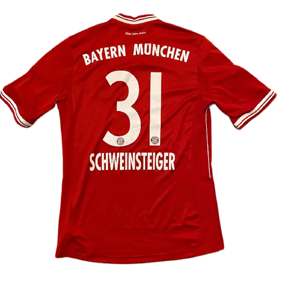Bayerns officiella hemmatröja från 2013/2014 med Bastian Schweinsteiger på ryggen. Tröjan är i nyskick.. T-shirts.