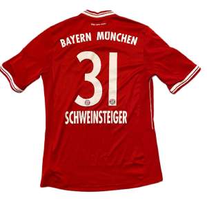 Bayerns officiella hemmatröja från 2013/2014 med Bastian Schweinsteiger på ryggen. Tröjan är i nyskick.