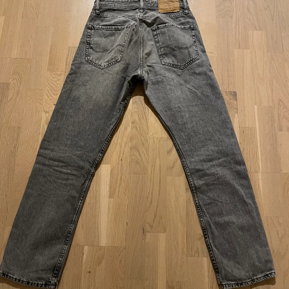 Ljusgrå jack and jones jeans i fint skick , säljer då jag vuxit ur.. Jeans & Byxor.