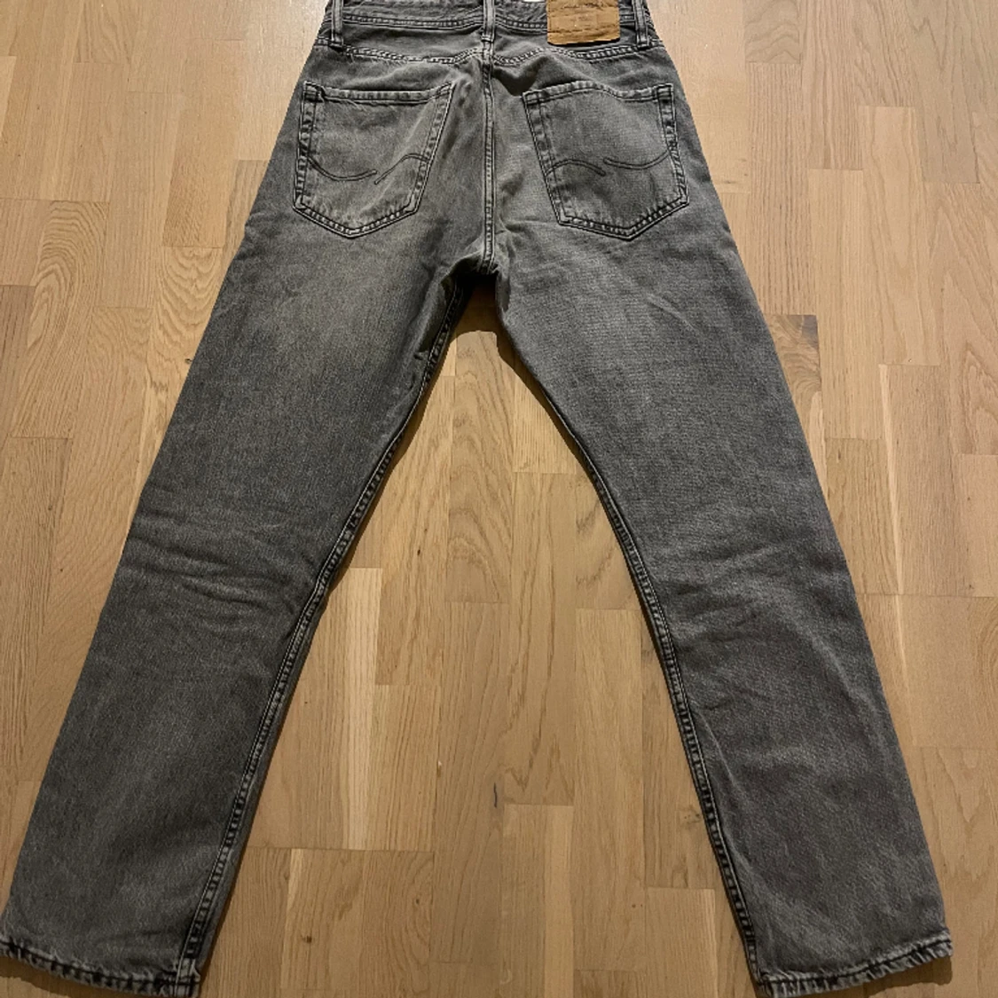 Ljus grå jack and jones jeans  - 90