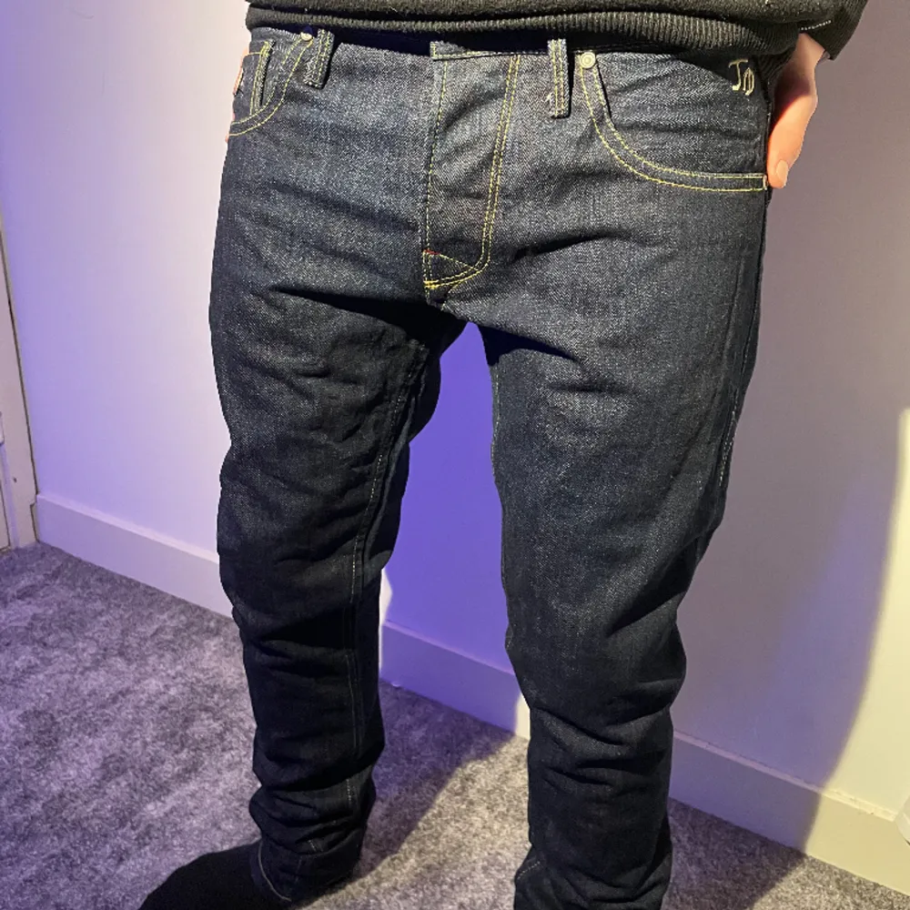 Dessa är ett par sjukt snygga byxor med feta detaljer✨ Byxorna är helt nya.  Storlek: 29/34  Nypris: 1200kr 💰. Jeans & Byxor.
