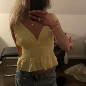 Topp - Säljer denna söta topp jag köpte i höstas, aldrig använd🌟💘