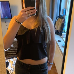 Jättesnygg fest topp - Super snygg fest topp med volanger från hm! Har bara använts 1 gång❤️