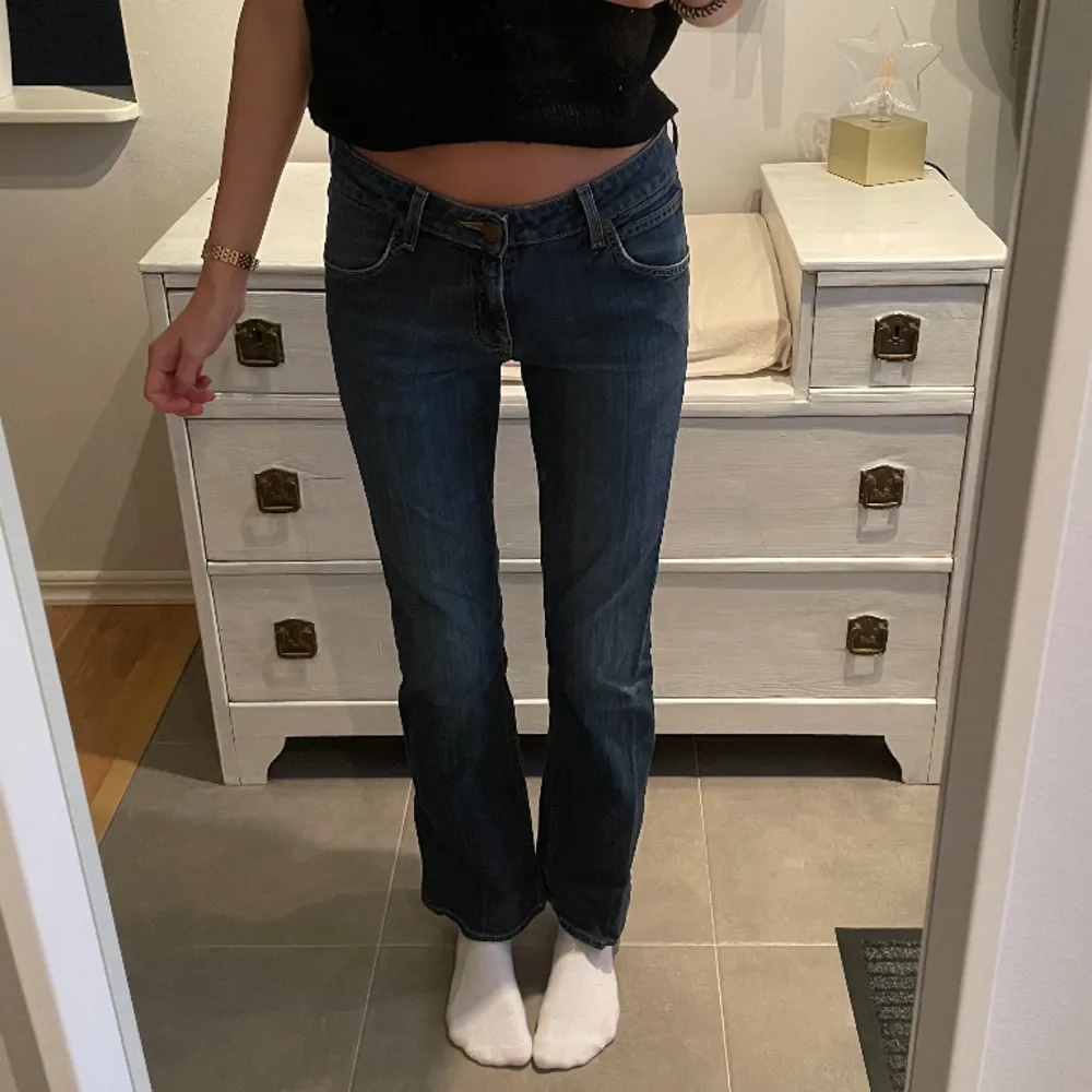 Säljer dessa flared jeans från lee med låg midja. Tyvärr är de för korta på mig som är 175cm, därför får jag ingen användning för de. Hör av dig vid frågor🥰. Jeans & Byxor.