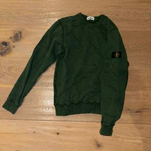 Grön stone island tröja Storlek S. Knappt använd, inga defekter, väldigt bra skick. Nypris: 3000