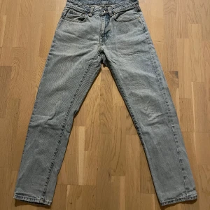 Vailent jeans  - Vailent ljusblå jeans i bra skick har dock en lagning vid skrevet, säljer då jag vuxit ur 