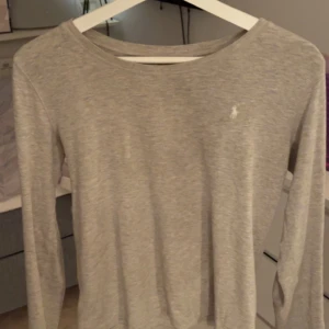 Ralph Lauren tröja - Säljer min gråa Ralph tröja i stel XS/S då den inte kommer till användning!💕🙌🏼 