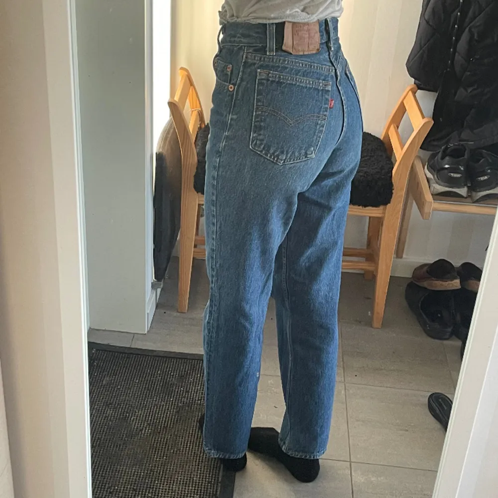 Vintage levis jeans i fint skick! Modell 501 student. Står storlek 27/32 men passar mig perfekt som har 24/30. Jeans & Byxor.