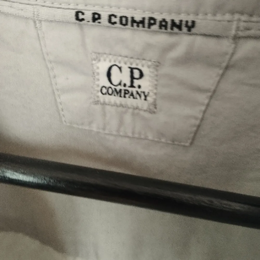 CP company overshirt i bra skick Storlek XLmen skulle säga att den passar som L. Bra skick 9-10 en litet märke som knappt syns . Jackor.