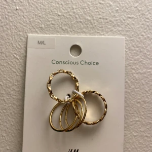 5 st guldringar  - Guldringar i helt nyskick i storlek M/L.