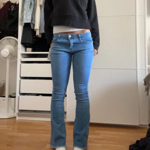 Lågmidjade jeans - Jätte snygga lågmidjade bootcut jeans. Helt nya med prislapp, strechtigt material, storlek 34. Innerbenslängden: 78cm Midjemåttet: 35cm (rakt över)