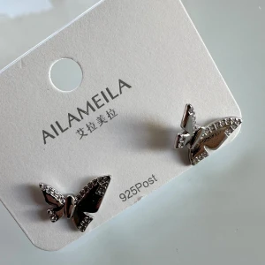 Örhängen  - En vacker klassisk serie som skiner och glittrar✨ . Du bär dessa fina örhängen både till vardag och fest och är också en fin och uppskattad present