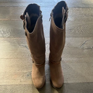 Höga snygga mockastövlar - Coola stövlar som aldrig använts förut, ny utan prislapp. Normala i storleken. 