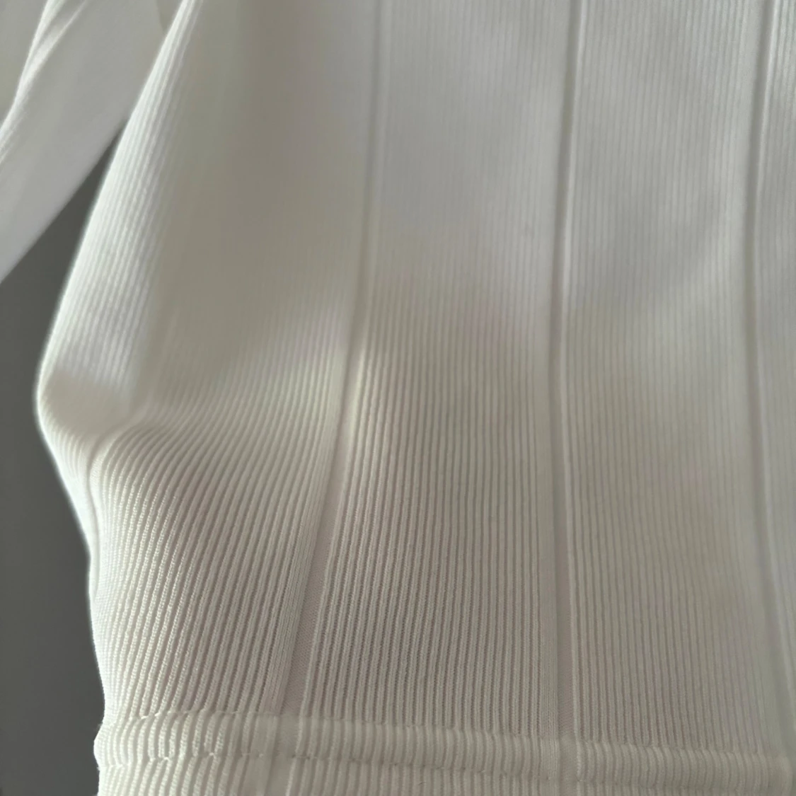 Vit top med ballongärmar i nyskick! - 91