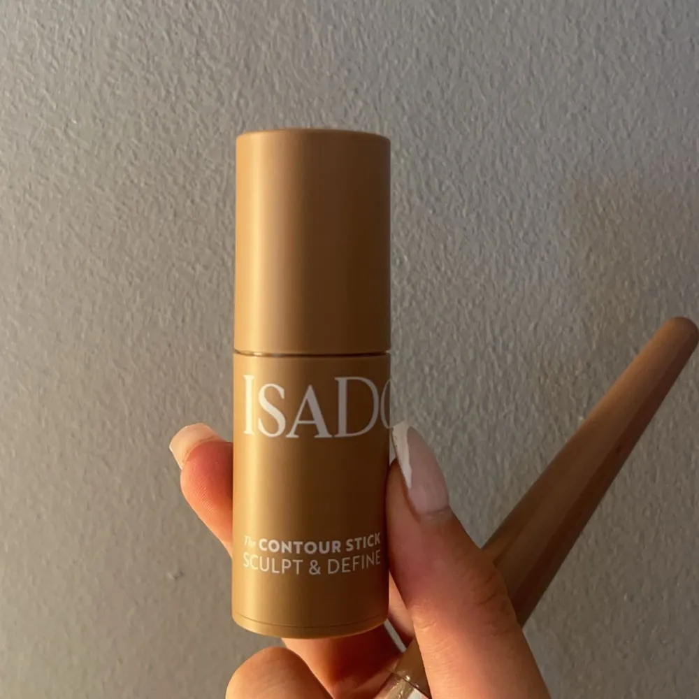 Isadora countour/bronzer stick testad en gång men insåg att ja tog fel färg…🫣 Färgen är 34 Dark almond🩷. Skönhet.