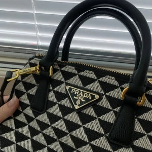 Handväskan  - Denna skönhet används inte tillräckligt ofta. Använd ca 2-3 gånger. Dock är den otroligt fin. Den har 1 litet fack o 3 större som gör den praktisk. ❤️prisförslag mottas gärna. Köptes för 700