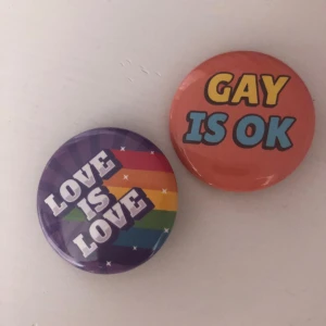 Två pins - Två pins! Den ena står det”gay is ok” och den andra ”love is love”🥰❤️