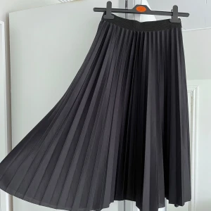 Designer kjol Hand made in Spain - Lång/midi designer kjol hand made in Spain, svart, mycket bra kvalitet, nästan helt ny