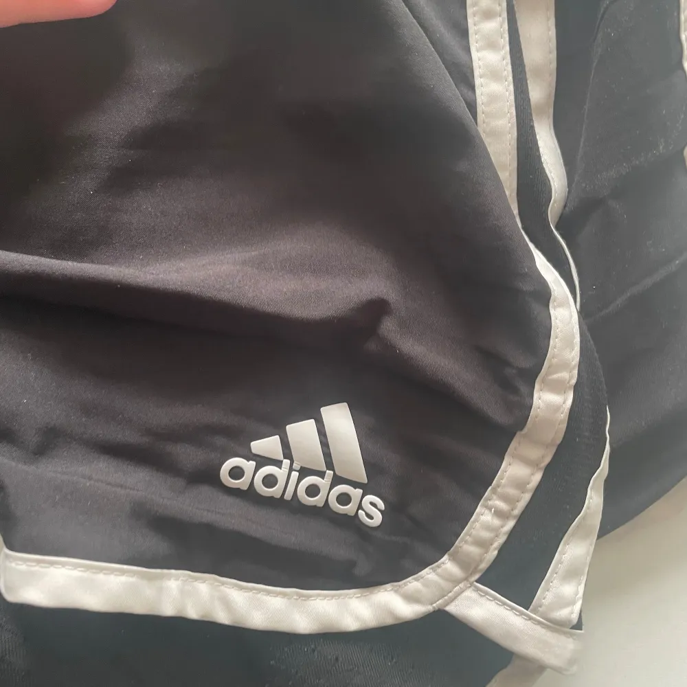 Ett par Adidas sport shorts som är använda men ändå i gott skick. Kan passa xs och s. Säljer för 75kr men buda ändå (bara om du ska köpa) 🫶🏼. Sportswear.