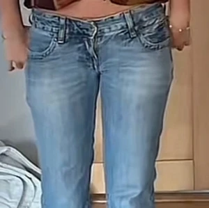 Vintage Levis 570 - Ljusblå lågmidjade jeans från Levis. Flare/straight leg. Skriv för frågor💕 Passar mig som har storlek 36