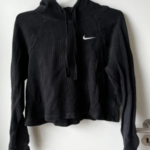 Nike hoodie - I måttligt skick, se bild. 
