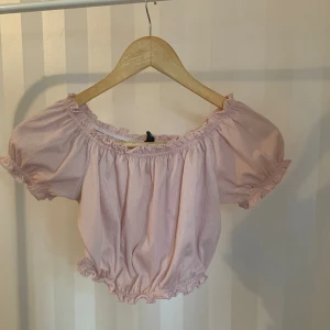 Rosa topp, storlek xs - Toppen är välanvänd men utan synliga fel, det ända är att färgen är urtvättad. Skriv vid mer information 