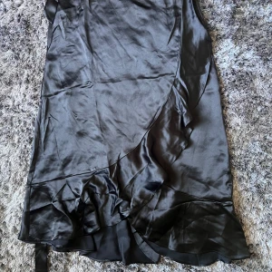 Svart omlott- sidenkjol - Svart omlott- sidenkjol, aldrig använd, snygg och stilren