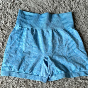 Shorts  - Super sköna shorts med bra stretch. Säljer då de inte kommer till användning. Storlek S. 
