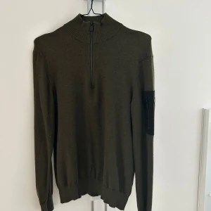 Snoot Half Zip - Medium - Storlek medium i färgen Dark Green. Fint skick