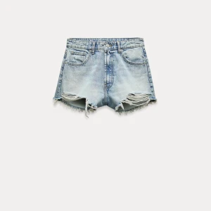 Jeansshorts  - Jättefina jeansshorts från Zara helt oanvänd  i nyskick. Storleken är i 42 men skulle aldrig passa någon som har M/L. Utan är mer för S/mot M. Nypris:329kr!
