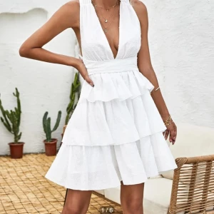 Vit klänning  - Vit (oanvänd) klänning i prickigt tyg från Shein, storlek S, går att knyta på flera olika sätt