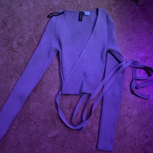 Omlott tröja - Köptes från H&M och aldrig använt den är asfin på och jätte stretchig❤️
