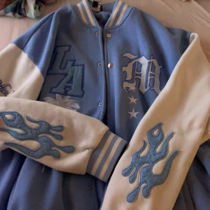 Jersy jacket - Oanvänd, tycker ej de är min stil längre så därför säljer jag de vidare efter de bara låg i garderoben! Köptes för 599 men säljer för 100:)